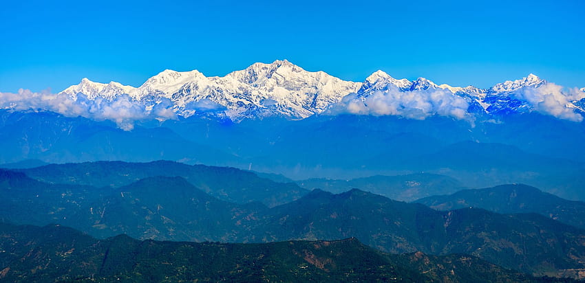 Schneebedeckte Berggipfel des Himalaya, Kanchenjunga, Teegarten im Vordergrund. Berggipfel, Himalaya, Gipfel HD-Hintergrundbild