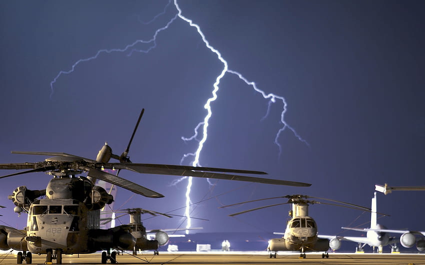 la foudre près de la base aérienne, militaire, force de la nature, éclair, météo, coups de foudre, jet, foudre, tonnerre, aviation, hélicoptère, cool, base aérienne américaine Fond d'écran HD