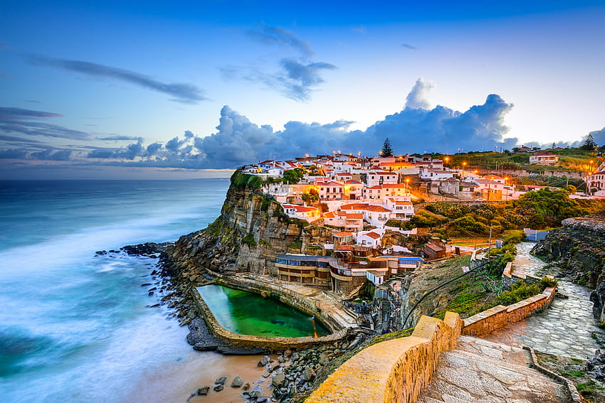 岩の多い海岸の夜の街、ポルトガルと - 高画質の壁紙