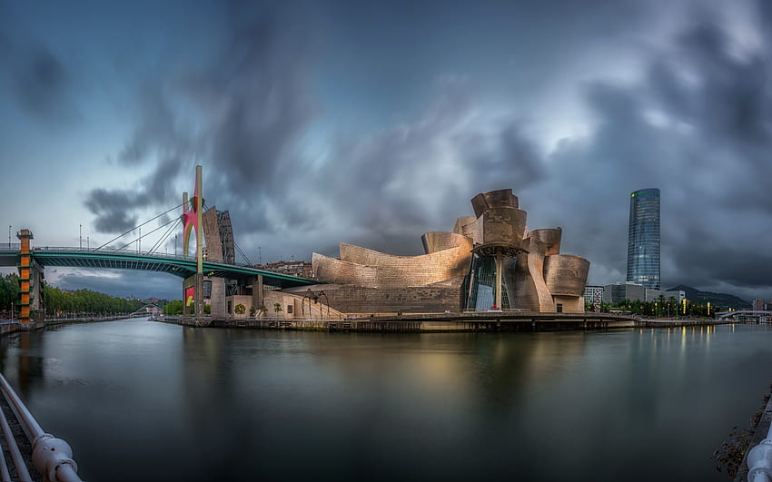 Muzeum Guggenheima w Bilbao, wieczór, zachód słońca, Bilbao, muzeum sztuki nowoczesnej i współczesnej, pejzaż miasta Bilbao, punkt orientacyjny, Hiszpania Tapeta HD