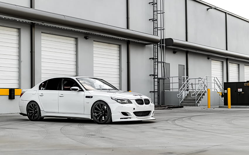 BMW M5, E60, vista frontal, exterior, limousine branco, rodas pretas, BMW E60, E60 tuning, branco M5 E60, Carros alemães, BMW papel de parede HD