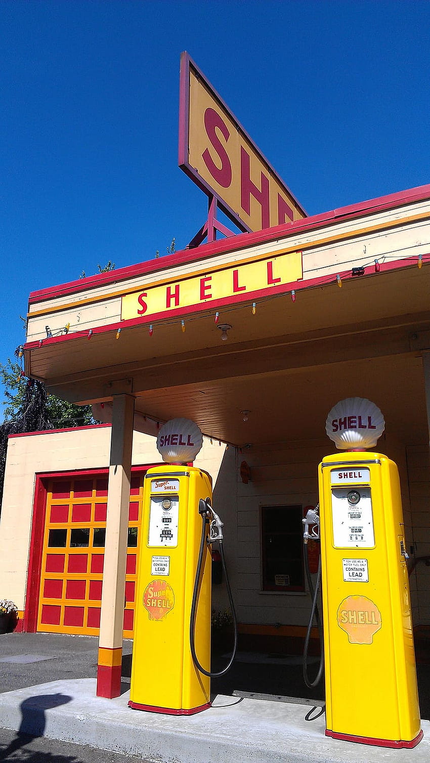 : ビンテージ、シェル、ガソリンスタンド、黄色のガスポンプ、青空、ガソリン HD電話の壁紙