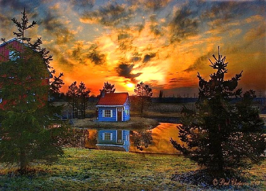 Casita azul, granero rojo, casa azul, hierba, campo, cielo dorado, nubes, árboles, reflejo en el agua, puesta de sol fondo de pantalla