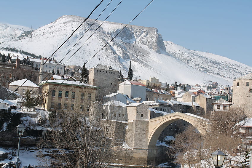 モスタル、古い橋、冬、雪、オスマン帝国、オスマン帝国、モスク、ボスニア・ヘルツェゴビナ、川、ネレトヴァ/およびモバイルの背景 高画質の壁紙