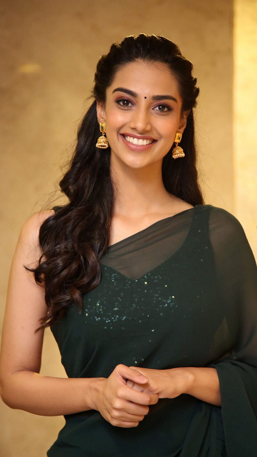Meenakshi Chaudhary, Telugu-Schauspielerin, Saree-Liebhaberin HD-Handy-Hintergrundbild