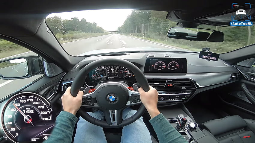 Sehen Sie sich A Brave Soul an, wie er den F90 BMW M5 Competition auf der Autobahn ausreizt. Höchstgeschwindigkeit HD-Hintergrundbild