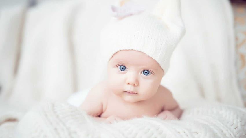회색 눈 귀여운 아름다운 유아는 흰색 모직 니트 천으로 흐림 배경 귀여운을 입고 흰색 천에 누워있다 HD 월페이퍼