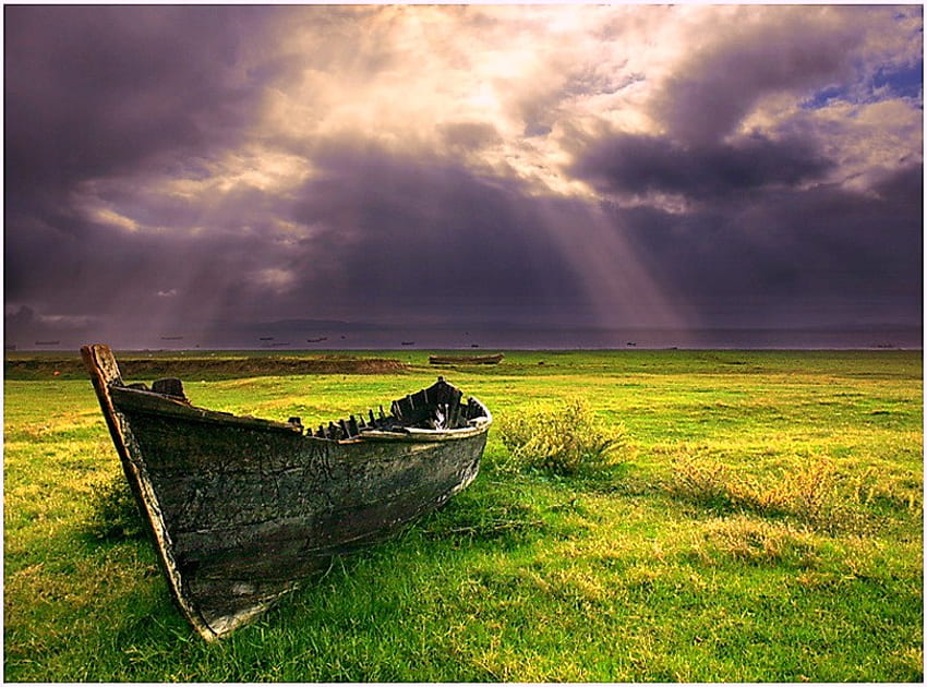 Tempo passado, barco, abandonado, campo gramado, ruína, céu tempestuoso, envelhecido papel de parede HD
