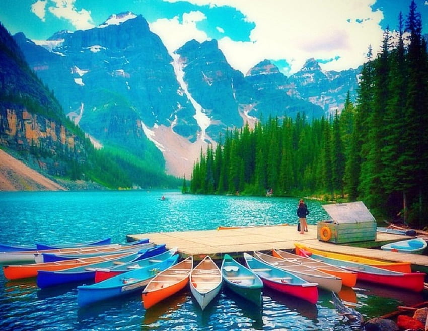 Lago Moraine em Alberta - Canadá, atrações em sonhos, beleza da natureza, verão, amor quatro estações, lagos, barcos, nuvens, árvores, natureza, céu, montanhas papel de parede HD