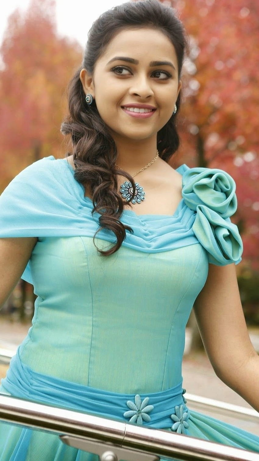 Sri Divya, hermosa actriz fondo de pantalla del teléfono