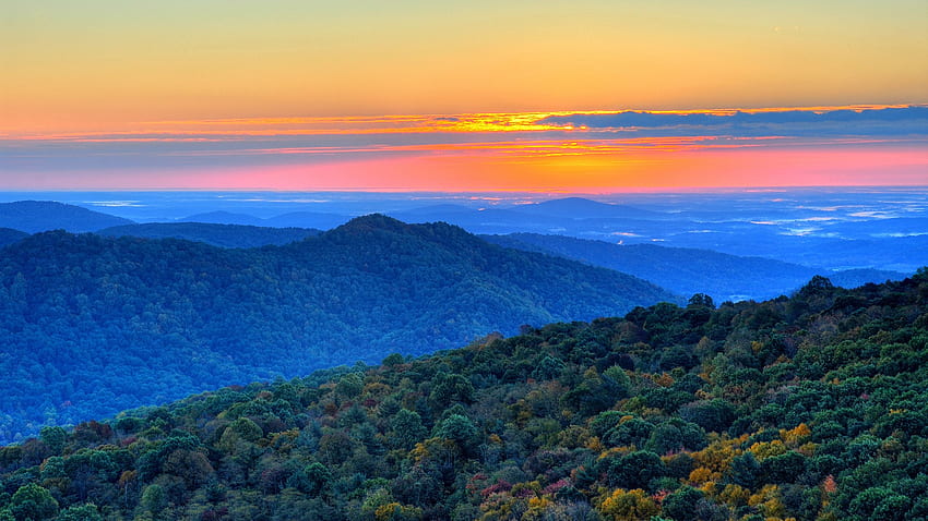 ブルーリッジ山脈、シェナンドー国立公園、バージニア州、米国の日の出。 Windows 10 スポットライト 高画質の壁紙