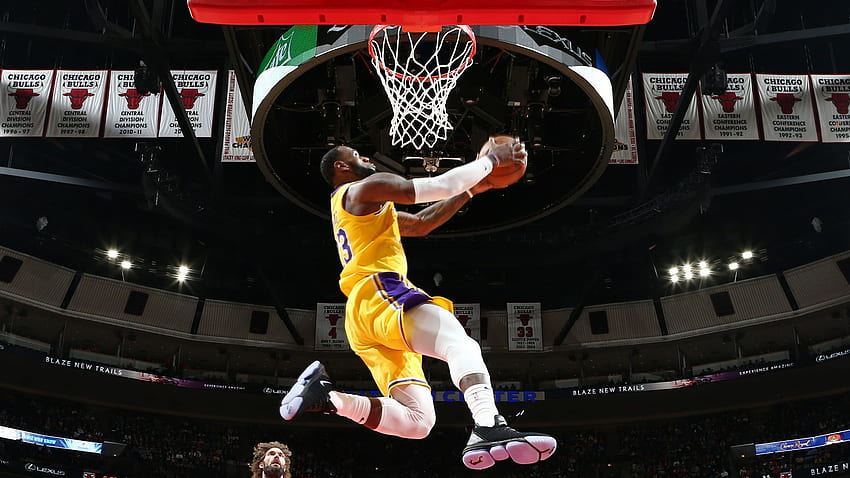 LeBron James, Lakers'ta iki büyük smaçla gösteriyi çaldı HD duvar kağıdı