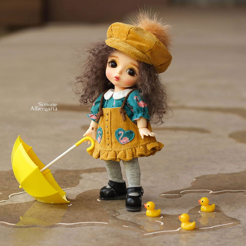 Po deszczu. Śliczne lalki dla dzieci, Śliczna dziewczyna z kreskówek, Śliczne dziecko, Urocza zabawka Tapeta na telefon HD