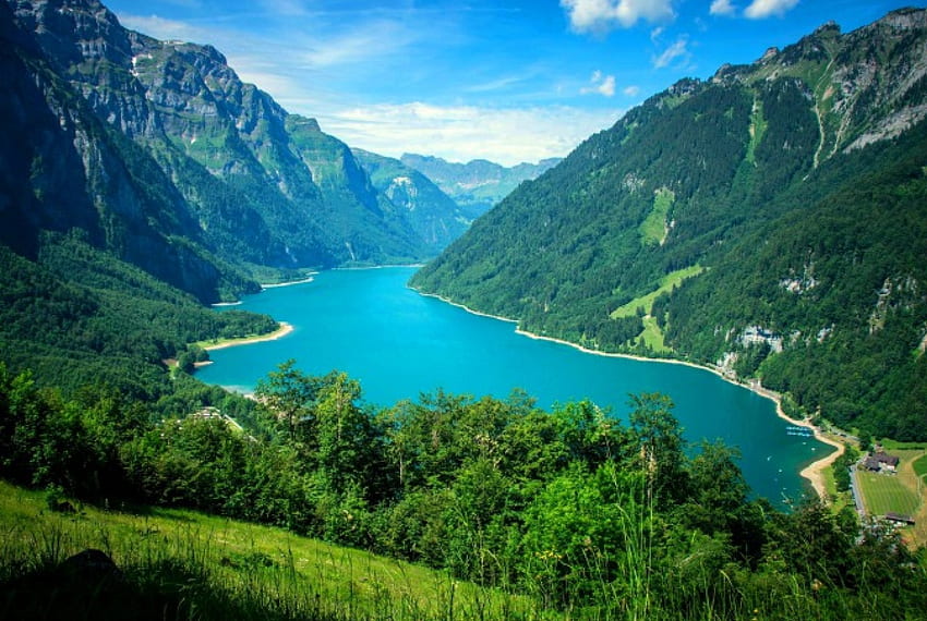 Klontalersee, Svizzera, bella, case, lago, estate, scogliere, spiaggia del lago, nuvole, natura, erba verde, montagne, acqua, foresta Sfondo HD