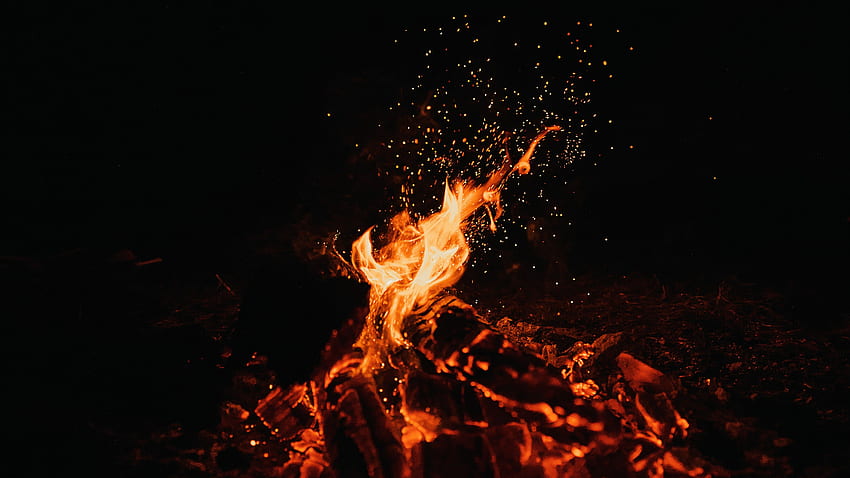 Ognisko, ciemne, czarne tło, ognisko, płomień, grafika, noc przy ognisku Tapeta HD