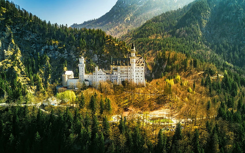 Zamek Neuschwanstein, lato, niemieckie zabytki, Alpy Bawarskie, piękny zamek, kraj górski, zamki Niemiec, Schwangau, Bawaria, Niemcy, Europa Tapeta HD