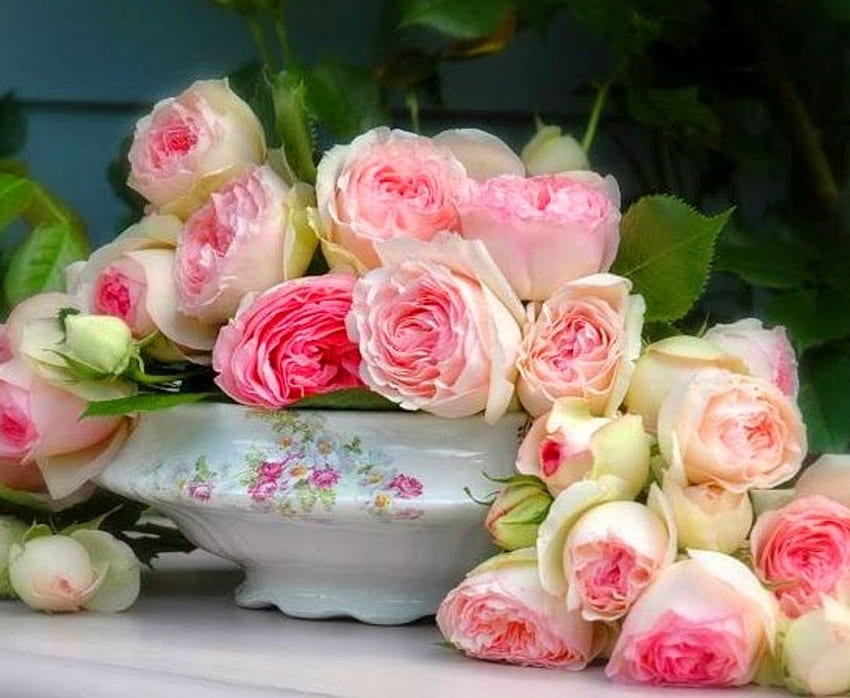 Wspaniałe róże dla Alexandra66, pąki, pojemnik, pachnące perfumy, prezent, płatki, perfumy, róże, kolor, miękki, wspaniały, piękny, martwa natura, różowy, świeżość, kwitnący, natura, kwiaty, przyjaciel, pachnący Tapeta HD