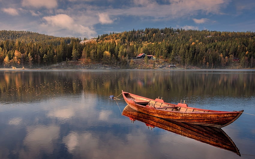 Łódź na jeziorze, drewniana, łódź, spokój, jezioro Tapeta HD