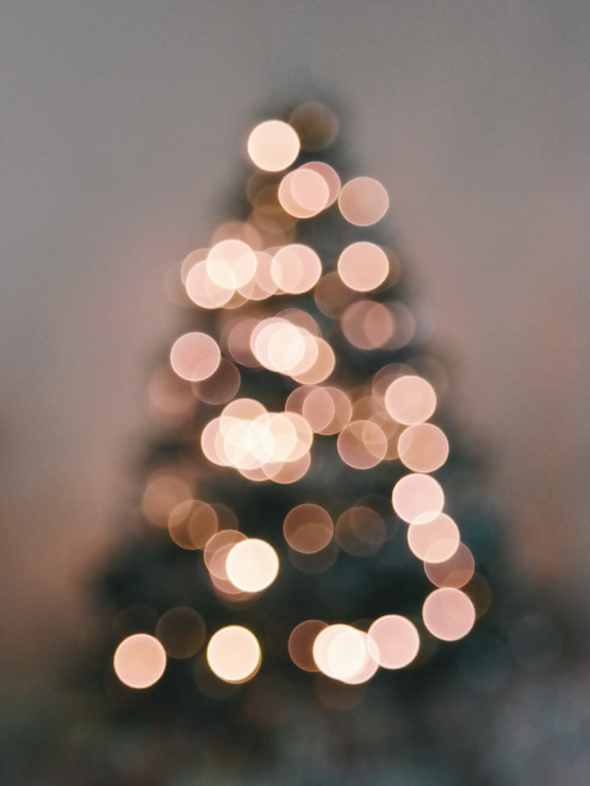 Défocalisé de l'arbre de Noël illuminé contre le ciel, l'esthétique de l'arbre de Noël Fond d'écran de téléphone HD