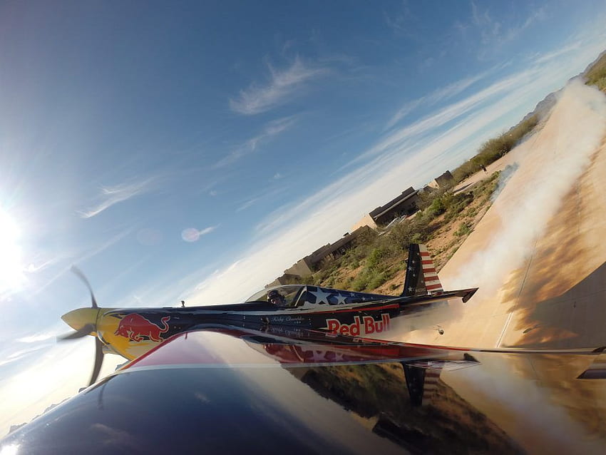 La tecnologia Microsoft aiuta il pilota della Red Bull Air Race a gareggiare contro Sfondo HD