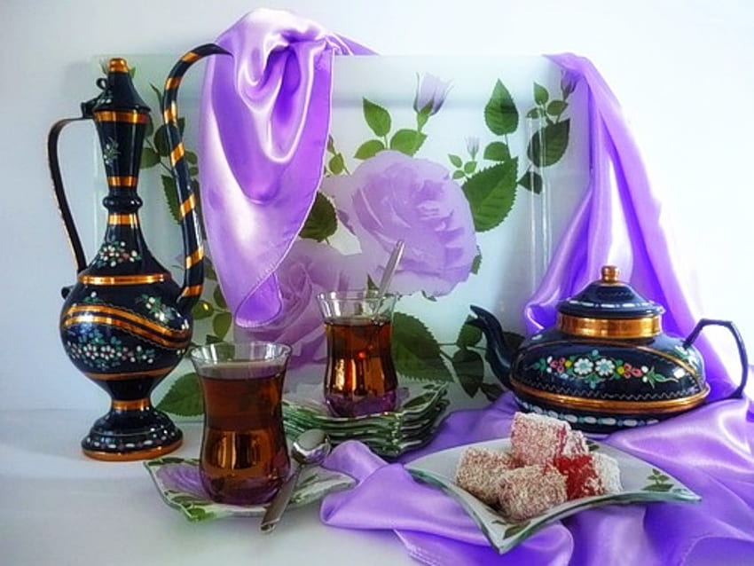 Arrangement mit orientalischen Teekannen, Farbe, Grafik, Tee, Arrangement, Seide, lila, orientalische Töpfe, Stillleben, abstrakt, Gläser HD-Hintergrundbild