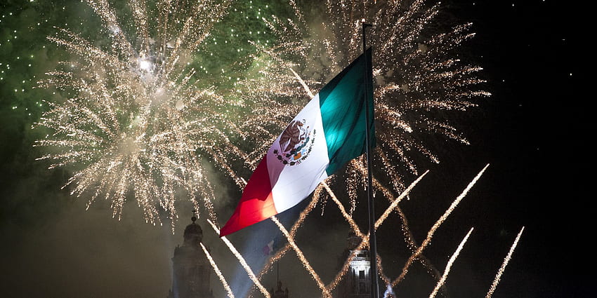 Hari Kemerdekaan Meksiko di Balai Kota Phoenix: Jalan di Depan, Bendera Kembang Api Wallpaper HD