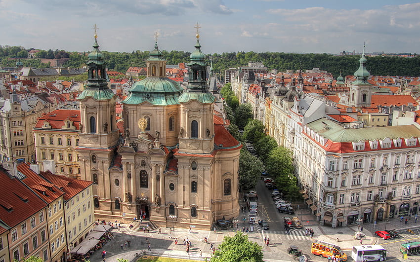 聖ニコラス教会、プラハ、夕方、プラハのパノラマ、プラハのランドマーク、教会、プラハの街並み、チェコ共和国 高画質の壁紙