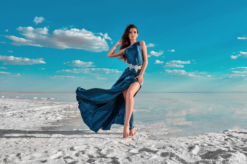 Brunetka w niebieskiej sukience, modelka, sukienka, jezioro, brunetka Tapeta HD