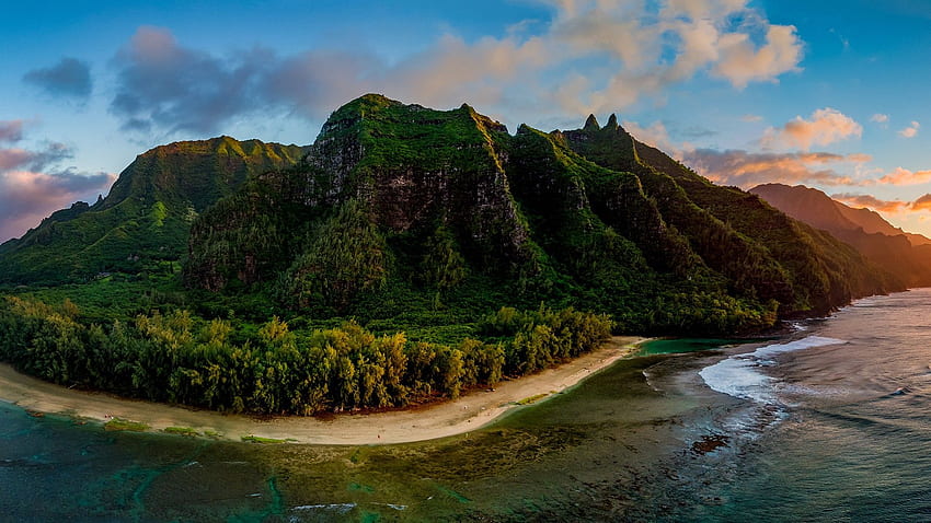 Widok z lotu ptaka na wybrzeże Nā Pali o zachodzie słońca, Ke'e Beach, Kauai, Hawaje, USA. W centrum uwagi Windows 10 Tapeta HD