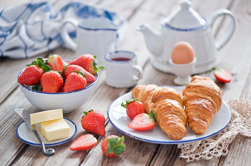 Lebensmittel, Erdbeeren, Croissants, Geschirr, Ei, Butter, Öl, Frühstück HD-Hintergrundbild