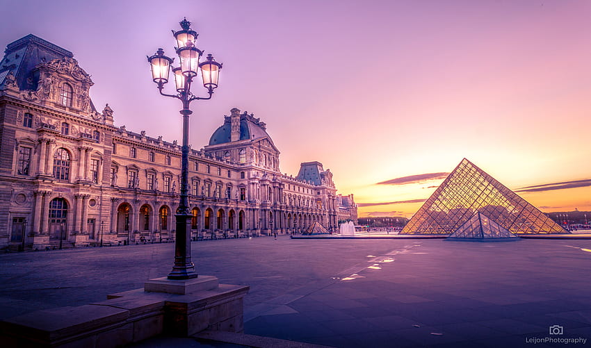Пирамидално стъкло на Лувъра близо до сграда по време на залез, Лувъра HD тапет