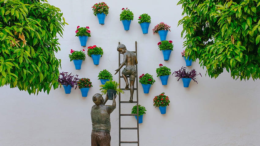 CÃ³rdoba, İspanya'nın San Basilio semtinde bitki ve çiçeklerle ilgilenen bir çocuğun ve büyükbabasının bronz heykeli - Bing, Cordoba İspanya HD duvar kağıdı