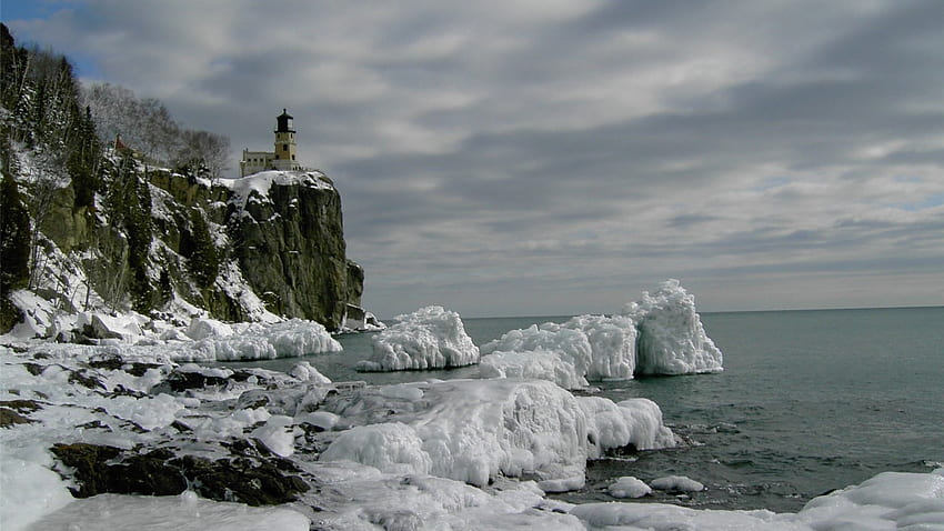 mercusuar batu terbelah di musim dingin, laut, mercusuar, abu-abu, tebing, es Wallpaper HD