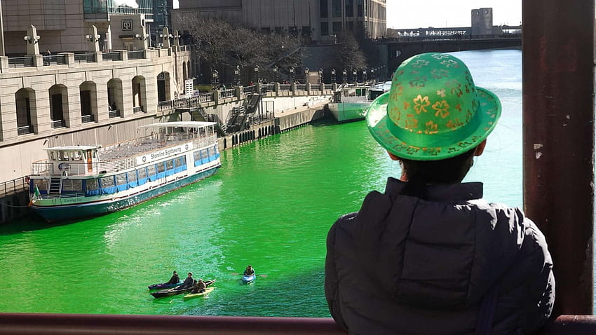 A pesar de las restricciones de COVID del Día de San Patricio, el río Chicago corre verde - ABC News fondo de pantalla