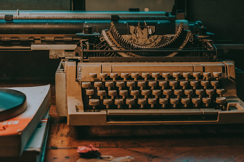 Primer plano de una máquina de escribir antigua · Stock, máquina de escribir antigua fondo de pantalla