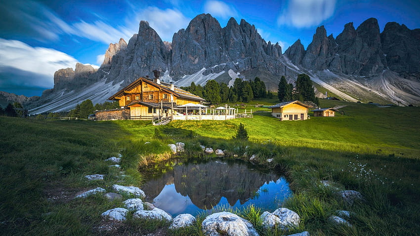 As Dolomitas, Itália, rochas, casas, pedras, picos, paisagem, reflexões, Tirol do Sul, nuvens, céu, água, Alpes, lagoa papel de parede HD