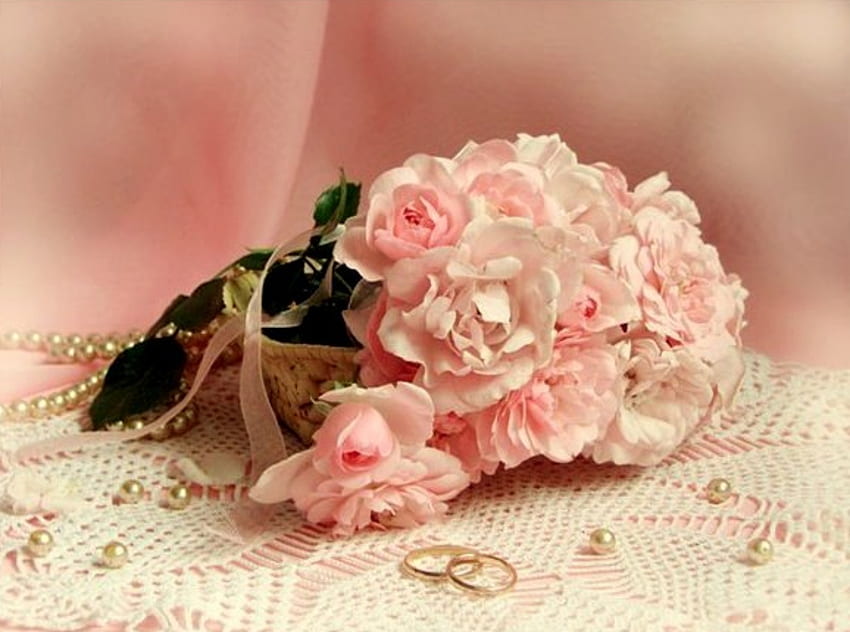 Satin und Perlen, Korb, Stillleben, Spitzentiscecke, Perlen, Blumen, rosa Blumen, Ringe HD-Hintergrundbild