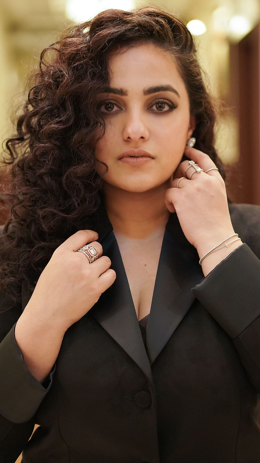 Nithya Menon, multilingual actress, cleavage HD phone wallpaper