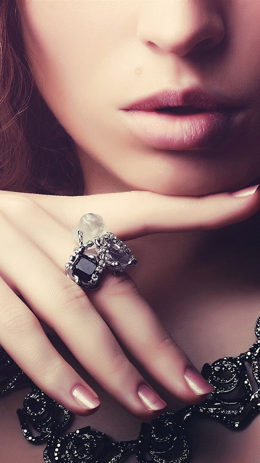 Момиче, пръстени със скъпоценни камъни, колиета, бижута IPhone 8 7 6 6S HD тапет за телефон