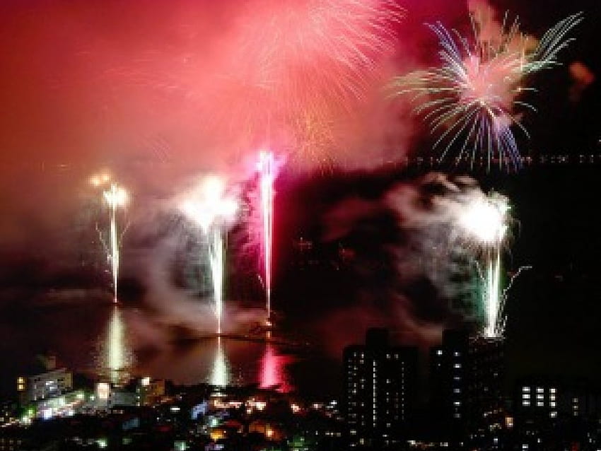 Пламтящи фойерверки, нощ, фойерверки, пристанище, празнуване, небе, нова година HD тапет