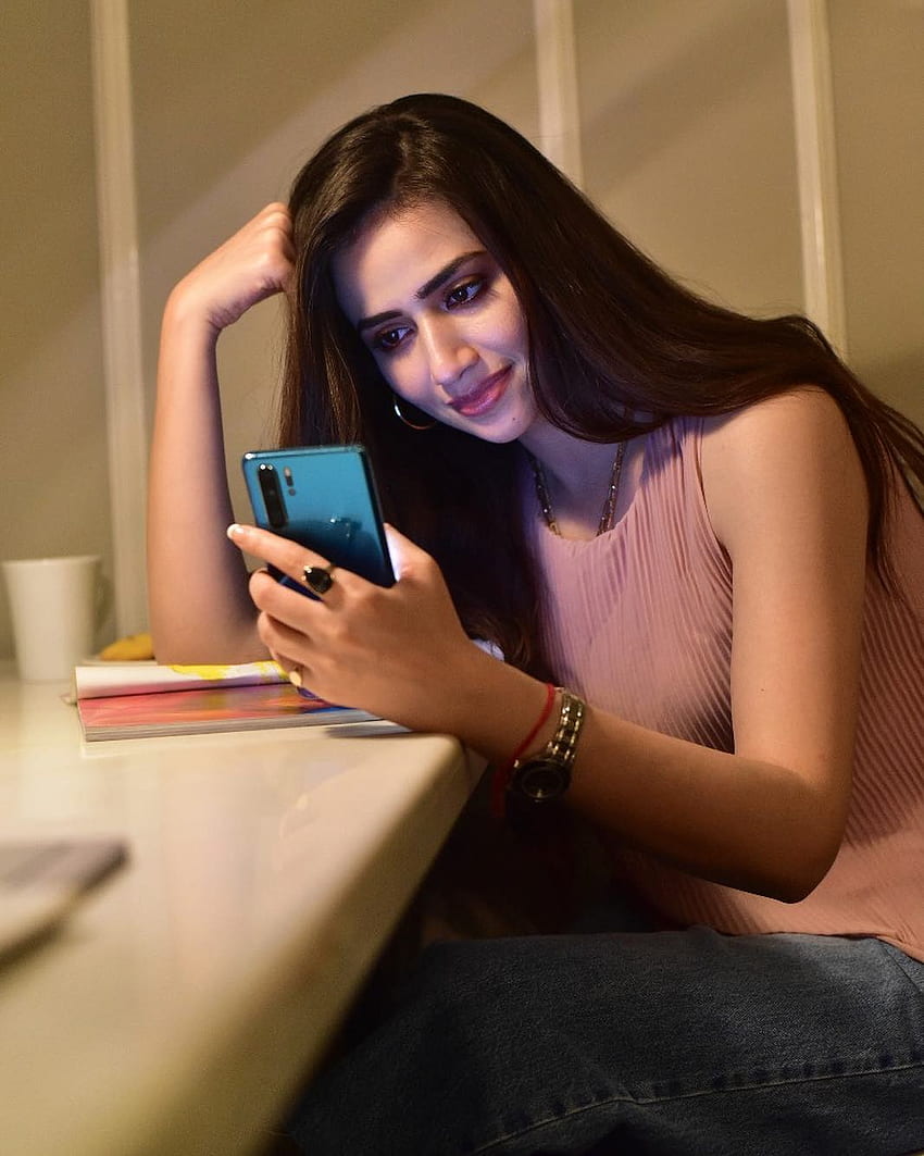 Sana Javed sieht in allem umwerfend aus [] HD-Handy-Hintergrundbild