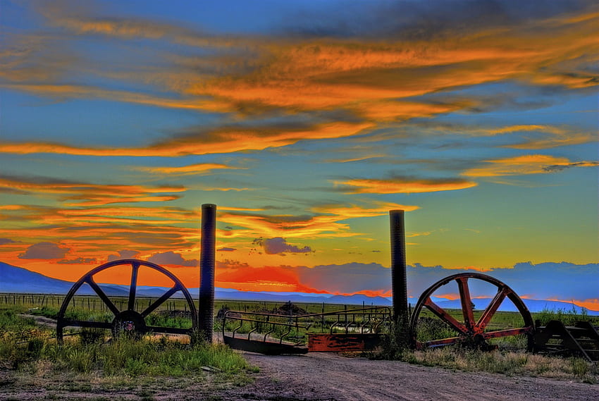 New Mexico'da Gün Batımı, New Mexico, çimen, tekerlek, tarla, çit, bulutlar, yol, gökyüzü, dağlar, gün batımı HD duvar kağıdı