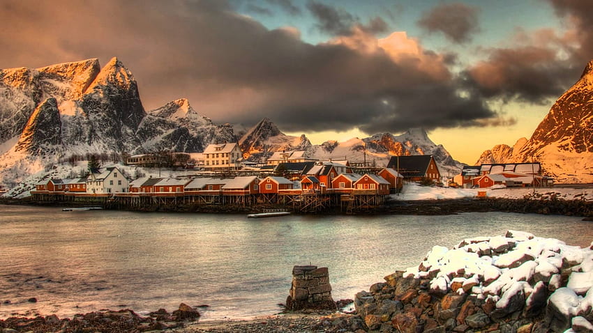 Lofoty, Norwegia, morze, chmury, kolory, niebo, domy, góry, wioska Tapeta HD