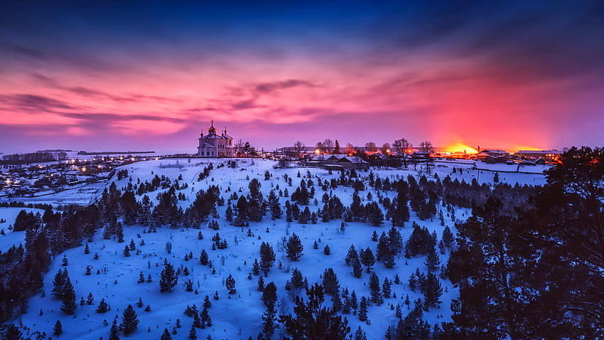 Vue paysage de bâtiments de l'Église arbres verts champ forestier de neige pendant l'hiver au coucher du soleil Fond d'écran HD