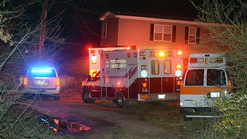 Krankenwagen nachts in der Einfahrt HD-Hintergrundbild