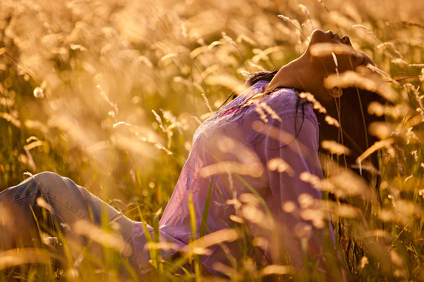 Feel The Sunlight, światło słoneczne, pole, pszenica, jesień, natura, złoto, kobieta, gloden Tapeta HD