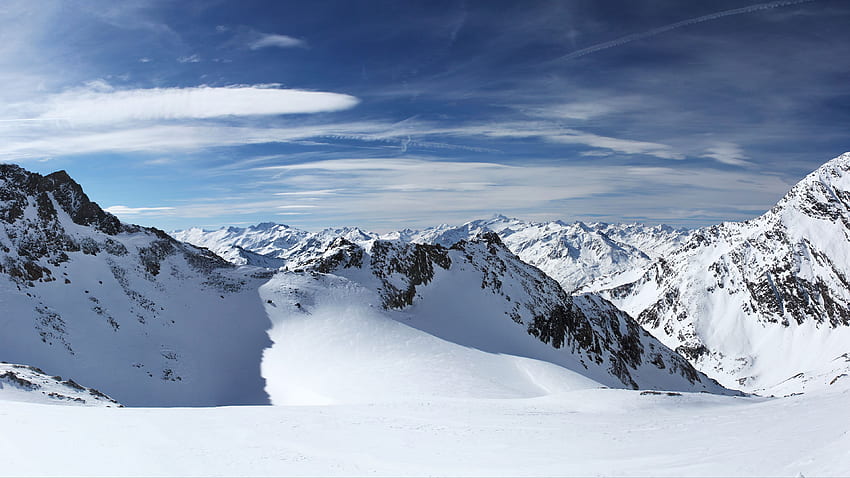 Montanhas rochosas cobertas de neve Cenário de inverno sob nuvens brancas Céu azul Inverno papel de parede HD