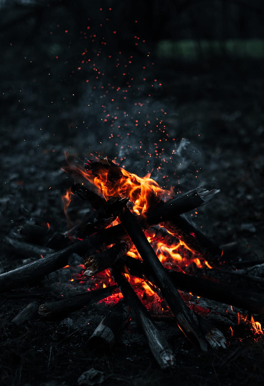 Огън, дим, голям огън, тъмнина, искри, дърва за огрев HD тапет за телефон