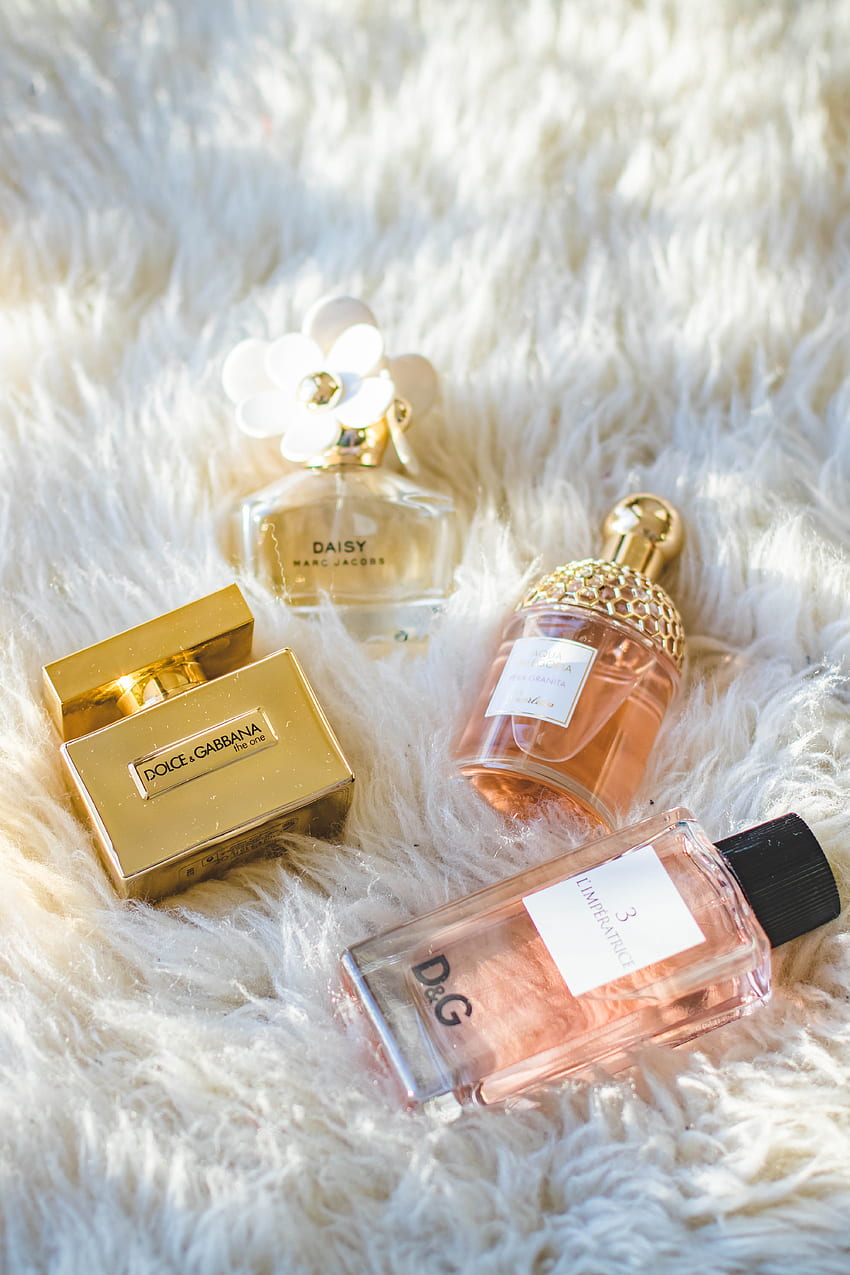 Bottiglie assortite di fragranze Dolce & Gabbana · Stock, aromatiche Sfondo del telefono HD