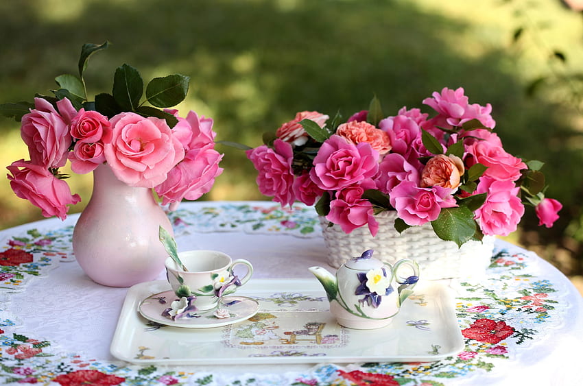 Bukiety kwiatów róż wazon kosz serwis stołowy obrus tea party., Garden Tea Party Tapeta HD